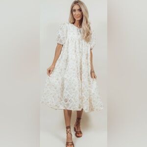 Chic Floral Midi Dress in Cream